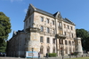 Zu sehen ist ein Gebäudeteil von Schloss Reinhardsbrunn.
