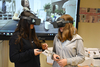 Schülerinnen der 9. Klasse probieren im Klassenraum die VR-Brillen aus.