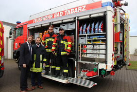 Gruppenbild mit Landrat und Bürgermeister: Die Bad Tabarzer Floriansjünger freuen sich über den Neuzugang des TLF 3000.