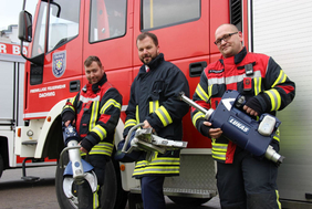 Über zusätzliche Ausrüstung freut sich die Freiwillige Feuerwehr Dachwig kurz vorm Jahresende: Erik Essiger (l.) und Cliff Engelhardt (r.) präsentieren gemeinsam mit Gothas Landrat Onno Eckert Schere, Spreizer und Rettungszylinder.